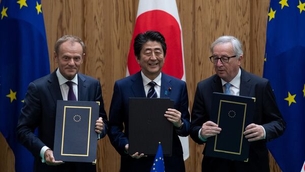 El presidente del Consejo Europeo, Donald Tusk, el primer ministro de Japón, Shinzo Abe y el presidente de la Comisión Europea, Jean-Claude Junker firman un acuerdo en Tokio - Sputnik Mundo