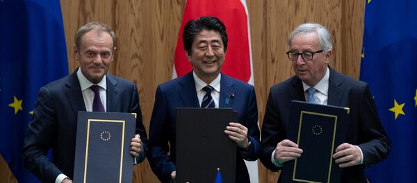 El presidente del Consejo Europeo, Donald Tusk, el primer ministro de Japón, Shinzo Abe y el presidente de la Comisión Europea, Jean-Claude Junker firman un acuerdo en Tokio - Sputnik Mundo