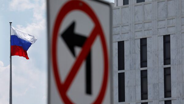 Bandera de Rusia en la Embajada rusa en Washington, EEUU - Sputnik Mundo