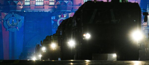 Sistema de misiles Iskander en la Plaza Roja de Moscú durante un ensayo del desfile militar Sistema de misiles Iskander en la Plaza Roja de Moscú durante un ensayo del desfile militar - Sputnik Mundo