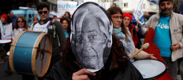Una persona lleva una máscara de Christine Lagarde, directora general del FMI, durante una protesta contra el organismo en Buenos Aires. - Sputnik Mundo