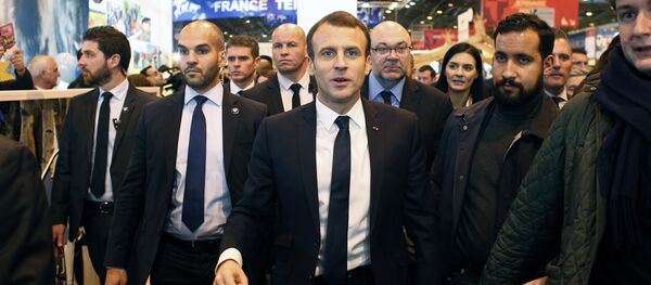 Alexandre Benalla, colaborador de la Presidencia francesa (drcha.), al lado Emmanuel Macron, presidente de Francia (centro) - Sputnik Mundo