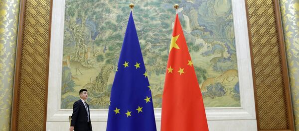 Las banderas durante la cumbre entre la UE y China - Sputnik Mundo