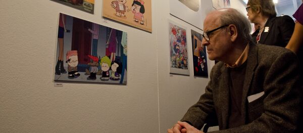 Quino observando su tira cómica, Mafalda. - Sputnik Mundo