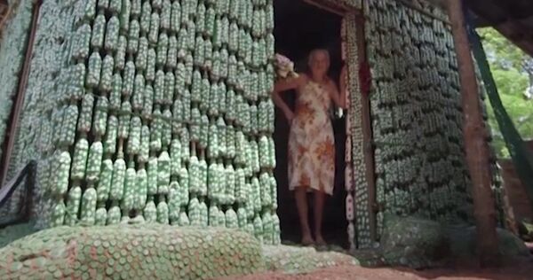 ¿Cómo aprovechar las botellas de plástico? ¡Construir una casa! ¿Cómo aprovechar las botellas de plástico? ¡Construir una casa! - Sputnik Mundo