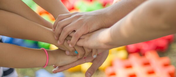 Amigos se dan la mano - Sputnik Mundo