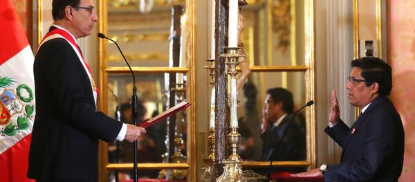 El presidente peruano Martín Vizcarra tomando juramento a Vicente Zeballos como ministro de Justicia y Derechos Humanos - Sputnik Mundo