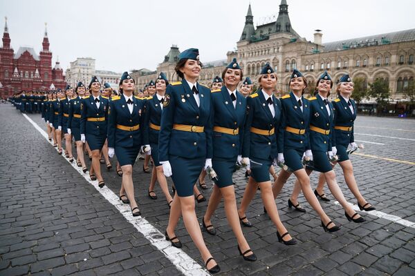 El orgullo de Rusia: la Plaza Roja alberga la graduación de los futuros defensores del país - Sputnik Mundo