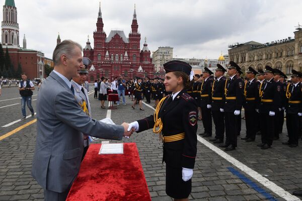 El orgullo de Rusia: la Plaza Roja alberga la graduación de los futuros defensores del país - Sputnik Mundo