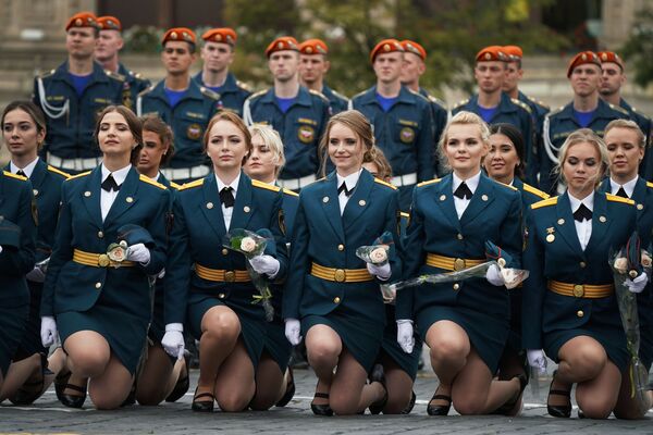 El orgullo de Rusia: la Plaza Roja alberga la graduación de los futuros defensores del país - Sputnik Mundo