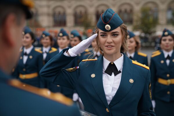 El orgullo de Rusia: la Plaza Roja alberga la graduación de los futuros defensores del país - Sputnik Mundo