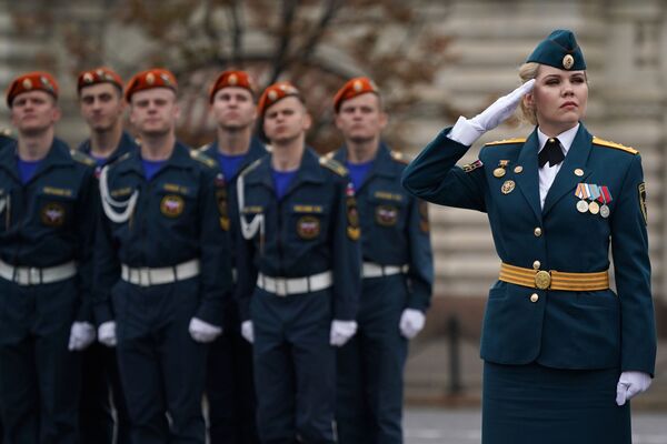 El orgullo de Rusia: la Plaza Roja alberga la graduación de los futuros defensores del país - Sputnik Mundo