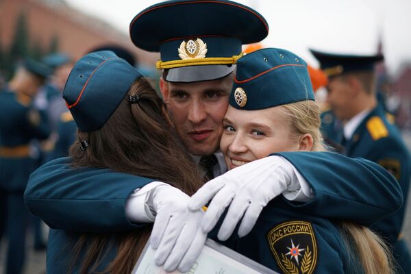 El orgullo de Rusia: la Plaza Roja alberga la graduación de los futuros defensores del país - Sputnik Mundo