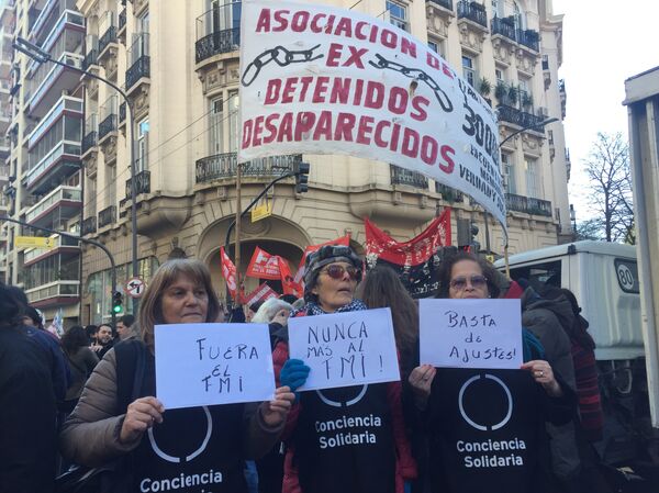 Manifestación contra el FMI y el ajuste en Argentina - Sputnik Mundo