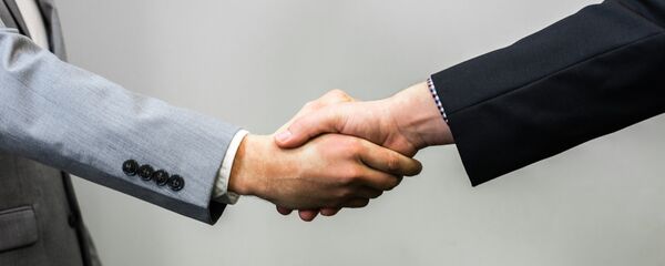 Apretón de manos de negocios - Sputnik Mundo