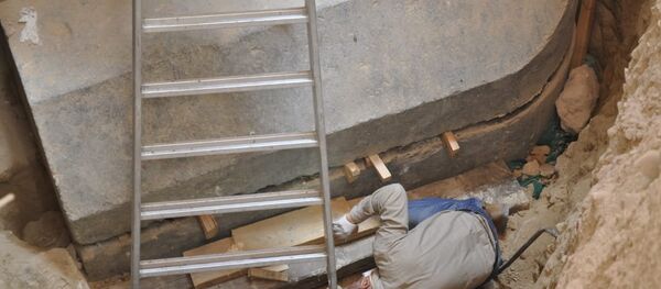 El secretario general del Consejo Supremo de Antigüedades de Egipto inspecciona el interior del sarcófago negro - Sputnik Mundo