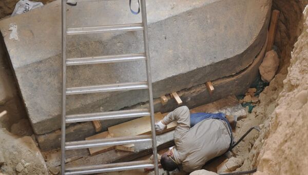 El secretario general del Consejo Supremo de Antigüedades de Egipto inspecciona el interior del sarcófago negro - Sputnik Mundo