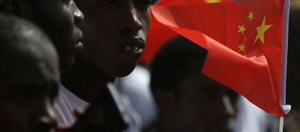 Los senegaleses reciben a la delegación china en el aeropuerto con las banderas de China en las manos - Sputnik Mundo