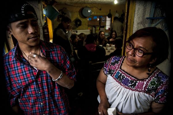 Gabriela Hernández, actual coordinadora del albergue Casa Tochán conversa con un migrante centroamericano - Sputnik Mundo