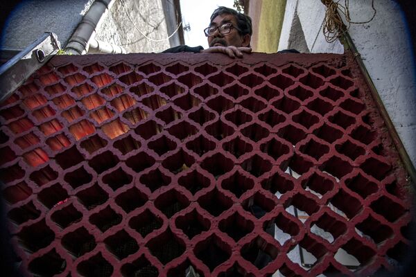 Víctor, refugiado de la guerrilla salvadoreña colabora en la organización de la Casa Tochán - Sputnik Mundo