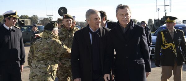 El presidente argentino Mauricio Macri, de pie a la derecha, camina con el ministro de Defensa Oscar Raúl Aguad en una sede militar en las afueras de Buenos Aires, Argentina. El presidente argentino Mauricio Macri, de pie a la derecha, camina con el ministro de Defensa Oscar Raúl Aguad en una sede militar en las afueras de Buenos Aires, Argentina. - Sputnik Mundo