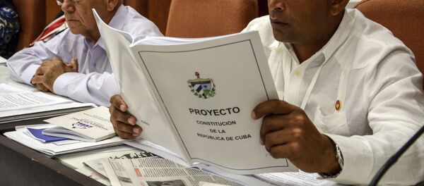 Diputado de la Asamblea Nacional de Cuba lee el nuevo proyecto de Constitución - Sputnik Mundo