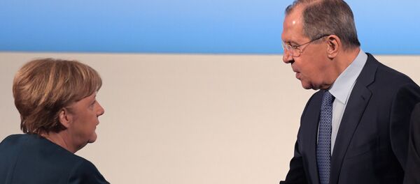 La canciller de Alemania, Angela Merkel, y el el canciller ruso, Serguéi Lavrov - Sputnik Mundo
