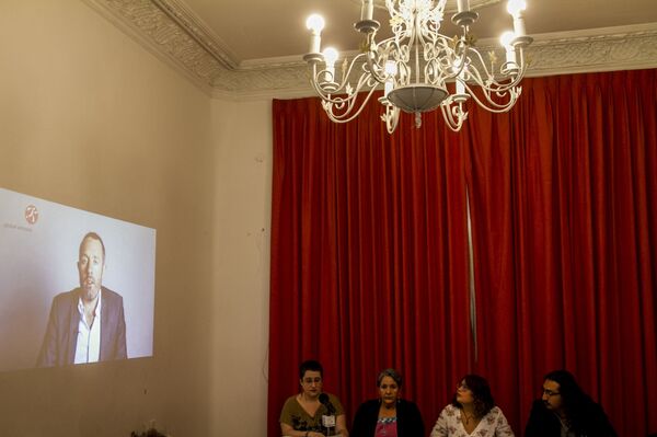 Conferencia de prensa en México de la presentación del informe A qué precio de la organización inglesa, Global Whitness, sobre asesinatos de defensores de derechos humanos en 2017 - Sputnik Mundo