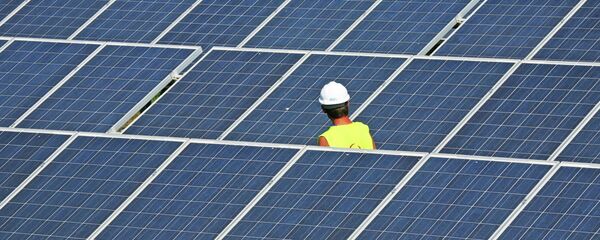 Estación eléctrica con paneles solares, imagen referencial - Sputnik Mundo