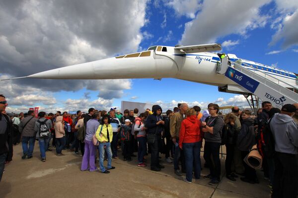 Los visitantes de MAKS se ponen en colas para subir a bordo del Tu-144 - Sputnik Mundo