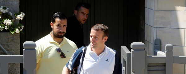 Alexandre Benalla, colaborador de la Presidencia francesa, y Emmanuel Macron, presidente de Francia - Sputnik Mundo