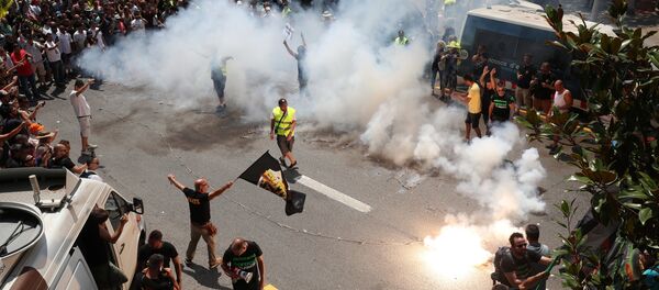 Taxistas protestan en las calles de Barcelona contra Uber o Cabify - Sputnik Mundo