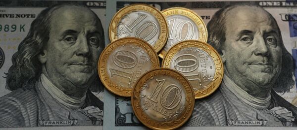 Monedas de rúblos rusos y billetes de dólares estadounidenses - Sputnik Mundo