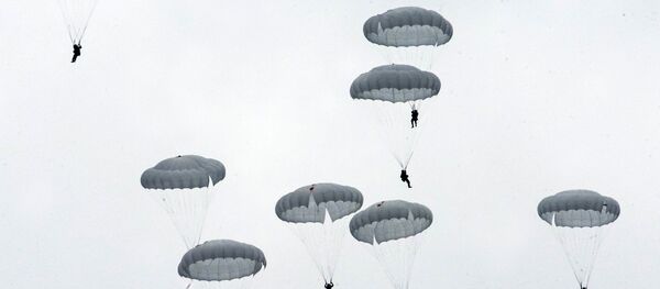 Ejercicios con paracaídas en Rusia (archivo) - Sputnik Mundo