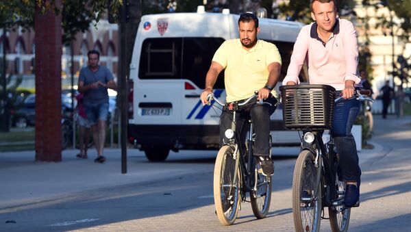 Alexandre Benalla, colaborador de la Presidencia francesa, y Emmanuel Macron, presidente de Francia - Sputnik Mundo