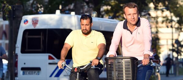 Alexandre Benalla, colaborador de la Presidencia francesa, y Emmanuel Macron, presidente de Francia - Sputnik Mundo