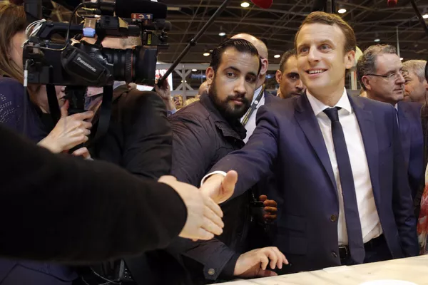 Emmanuel Macron, presidente de Francia, y Alexandre Benalla, jefe de la seguridad (archivo) Emmanuel Macron, presidente de Francia, y Alexandre Benalla, jefe de la seguridad (archivo) - Sputnik Mundo