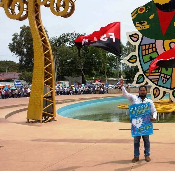 El líder social sandinista Óscar Smith con una bandera del movimiento nicaragüense. El líder social sandinista Óscar Smith con una bandera del movimiento nicaragüense. - Sputnik Mundo
