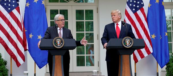 El presidente de la Comisión Europea, Jean-Claude Juncker, junto al presidente de EEUU, Donald Trump - Sputnik Mundo