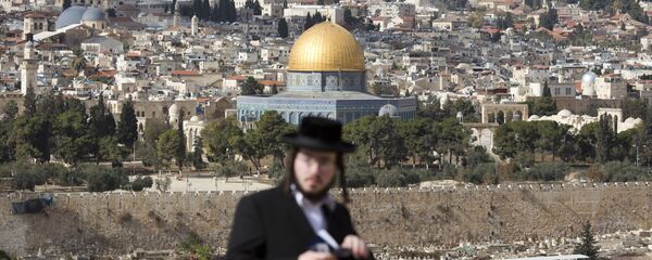 Un judio cerca de la mezquita Cúpula de la Roca en Jerusalén - Sputnik Mundo