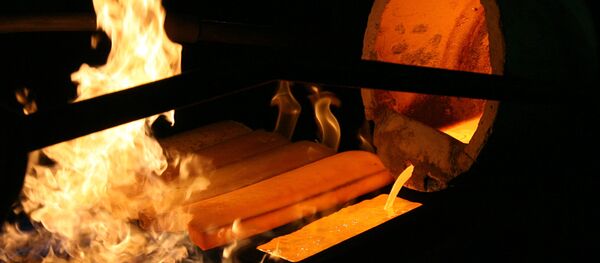 La fusión de lingotes de oro La fusión de lingotes de oro - Sputnik Mundo