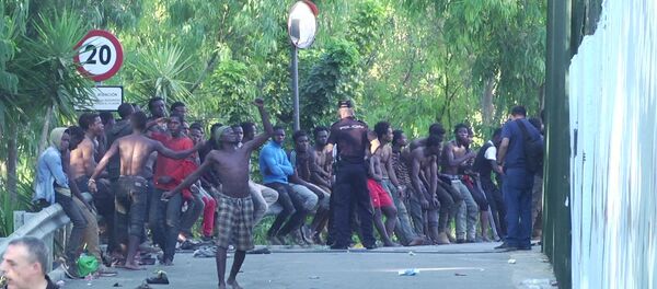 Migrantes que consiguieron entrar a suelo español tras un salto masivo en la valla fronteriza en Ceuta - Sputnik Mundo