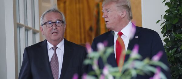 El presidente de la Comisión Europea Jean-Claude Juncker y el mandatario estadounidense Donald Trump - Sputnik Mundo