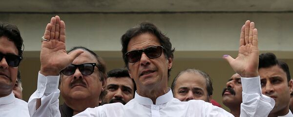 El líder del partido centrista Movimiento por la Justicia (PTI) de Pakistán, Imran Khan El líder del partido centrista Movimiento por la Justicia (PTI) de Pakistán, Imran Khan - Sputnik Mundo