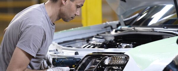 Empleado en una planta de automóviles - Sputnik Mundo