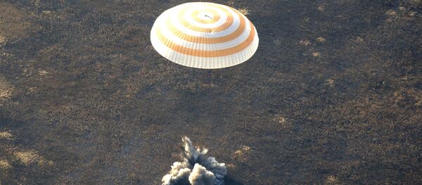 Paracaídas de una nave espacial (imagen referencial) - Sputnik Mundo