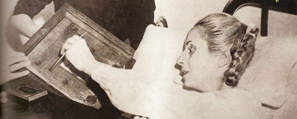 Eva Perón, ya enferma, vota en el hospital Eva Perón, ya enferma, vota en el hospital - Sputnik Mundo