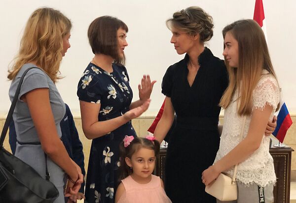 Asma Asad habla con las esposas de los soldados rusos fallecidos - Sputnik Mundo