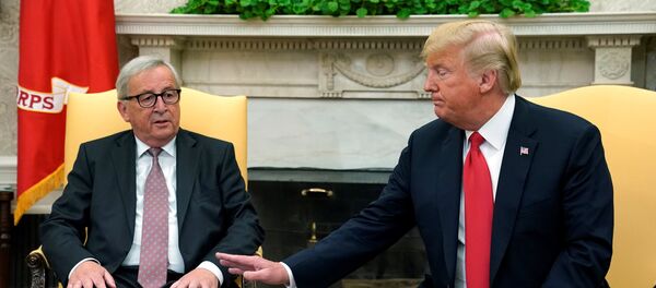El presidente de la Comisión Europea, Jean-Claude Juncker, y el presidente estadounidense, Donald Trump - Sputnik Mundo