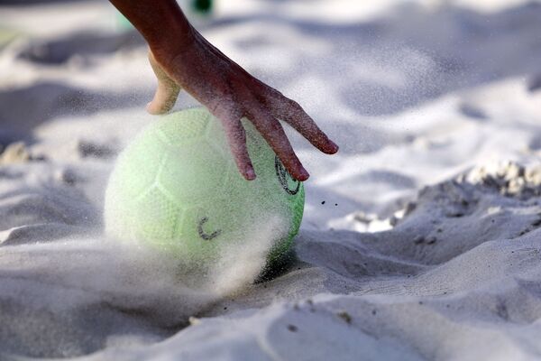 Un balón de balonmano playa - Sputnik Mundo